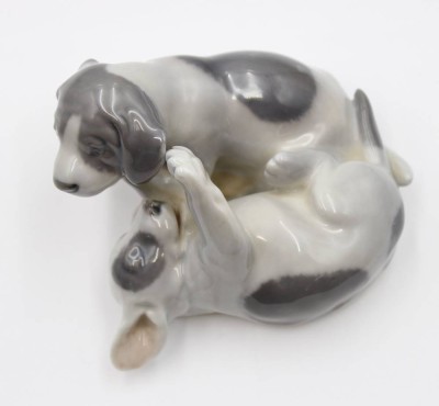 Auktion 367<br>Welpengruppe, Nr. 453,  Entw. Erik Nielsen für Royal Copenhagen, ca. H-5,5cm B-10,5cm [1]