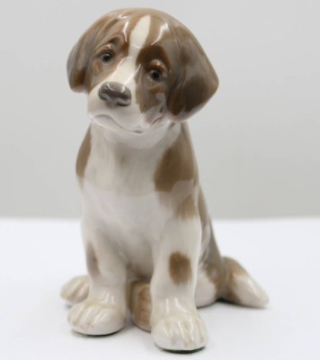 Auktion 367<br>Bernhardiner-Welpe, Bing & Gröndahl, Entw. Niels Nielsen,  Modellnr. 1926, naturalistisch staffiert in Unterglasurfarben, H-12 cm [1]