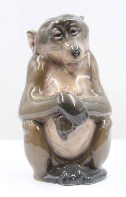 Auktion 367<br>Sitzender Pavian, Royal Copenhagen, Entw. Niels Nielsen 1913, Modellnr. 1444, staffiert in Unterglasurfarben, H-13 cm, ein Schleifstrich [1]