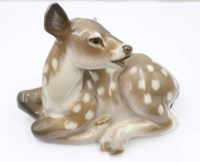 Auktion 367<br>liegendes Rehkitz, Royal Copenhagen, 20. Jhd., Modellnr. 2609, Entw. Knud Kyhn, polychr. Bemalung in Unterglasurfarben, ca. H-12,3cm B-17cm [1]