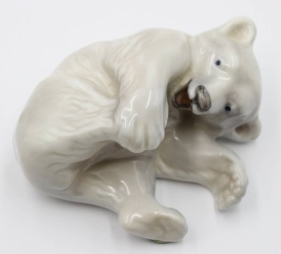 Auktion 367<br>junger tollender Eisbär, Royal Copenhagen, Dänemark, 20. Jhd., Entw. Knud Kyhn 1904, Modellnr. 729, leicht staffiert in Unterglasurfarben, ca. 6 x 12 cm. [1]