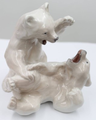 Auktion 367<br>spielende junge Eisbären, Royal Copenhagen, 20. Jhd., Modellnr. 1107, Entw. Knud Kyhn 1909, leicht staffiert in Unterglasurfarben, H-13,5cm [1]