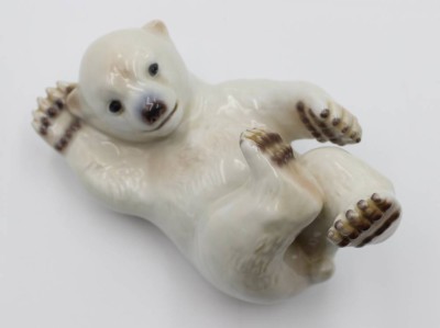 Auktion 367<br>liegender junger Eisbär, Bing & Gröndahl, Modellnr. 2537, ca. H-10,8cm L-17,5cm [1]