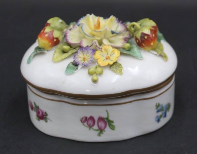 Auktion 367<br>Deckeldose, Bienenkorbmarke?, wohl Volkstedt, Blumendekor und aufgesetzte Blüten, einige bestossen, H-6,5 cm, B-8 cm [1]