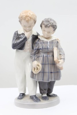 Auktion 367<br>Figurengruppe, Flucht nach Amerika, Royal Copenhagen, 20. Jhd., Modellnr. 1761, Entw. Christian Thomsen, Unterglasurfarben, ca. H-20,5cm [1]