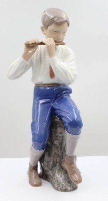 Auktion 369<br>Figur, Bing & Gröndahl, Flötenspieler, Modellnr. 1897, polychr. Bemalung in Unterglasur, H-30cm, ein Schleifstrich [1]