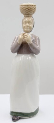 Auktion 367<br>Eierverkäuferin, Bing & Gröndah, 20. Jh., polychrom bemalt in Unterglasurfarben, Modellnr. 2126, H- 22 cm [1]