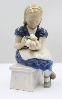 Auktion 367<br>Blumen der Ida, Bing & Gröndahl, Modellnr. 2298, polychr. Bemalung in Unterglasur, H-14cm [1]