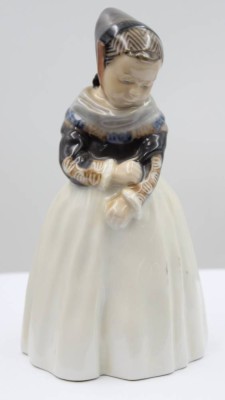 Auktion 367<br>stehendes Amager Mädchen, Royal Copenhagen, Entw. Lotte Benter, sign., Modellnr. 1251, polychrom bemalt in Unterglasurfarben, H- 19cm [1]