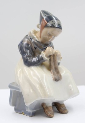 Auktion 367<br>strickendes Amager Mädchen, Royal Copenhagen, Entw. Lotte Benter, Modellnr. 1314, H-15 cm [1]