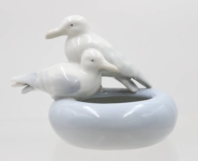 Auktion 367<br>Schale mit Möwen, wohl Pfeffer Gotha, älter, ca. H-11,2cm B-16cm [1]