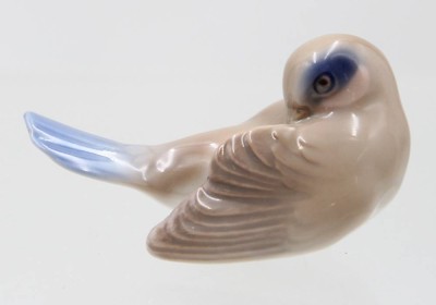 Auktion 367<br>Figur, Vogel, Bing & Gröndahl, Modellnr. 2459, Entw. wohl Jens Peter Dahl-Jensen, H-4,5cm L-7,5cm. [1]