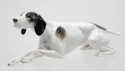 Auktion 367<br>liegender Jagdhund, Metzler & Ortloff, Unterglasurfarben, ca. H-9,8cm L-25cm [1]