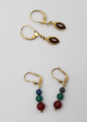 Auktion 367<br>2 Paar Ohrhänger,  1x Granat 1x mlticolor, je mit 333er Montur, zus. ca. 3,8gr., ca. L-3cm [1]
