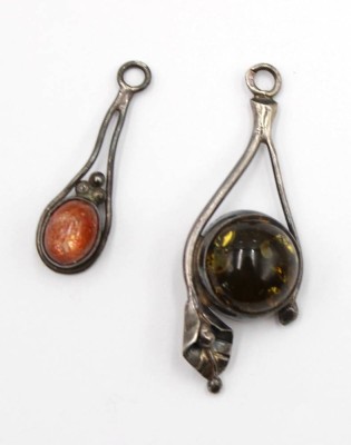 Auktion 367<br>2x Silberanhänger (gepr.), 1x Bernstein, 6,4gr., ca. L-3 bis 4,5cm [1]