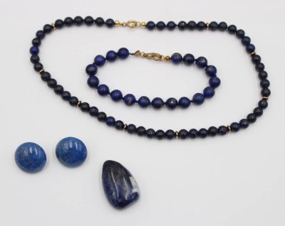 Auktion 367<br>5 Teile Lapislazuli-Schmuck, Kette L-38m, Armband, paar Ohrclips und Steinanhänger [1]