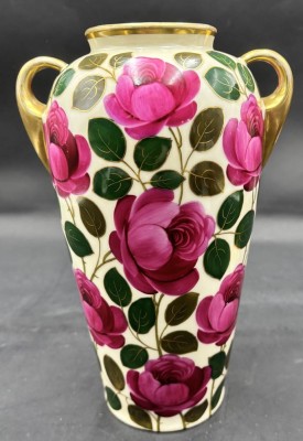 Auktion 367<br>hohe Vase mit Rosendekor Z.S.&C. (Zeidler, Schlott & Co.) aus Selb, Bayern. Kriegsjahr 1918 beschriftet, Handmalerei, H24 cm [1]