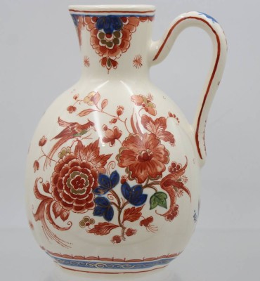 Auktion 367<br>Henkelkrug, Delft, de Fles, polychr. florales Dekor, ca. H-18,5cm [1]