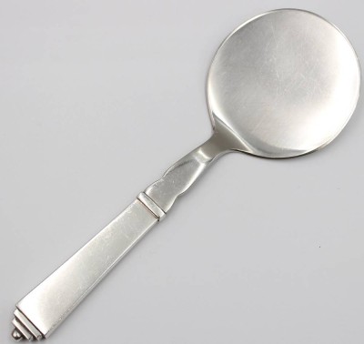 Auktion 367<br>Ein Pasteten-Heber von Georg Jensen ,, Pyramide '' , Sterling Griff . [1]