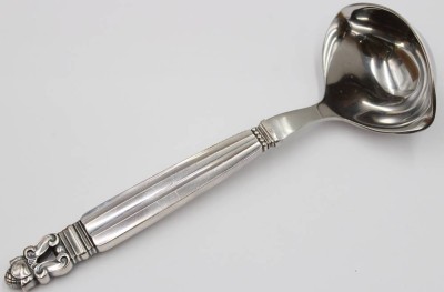 Auktion 367<br>Eine kl. Saucenkelle von Georg Jensen ,, Acorn '' Sterling - Griff . [1]