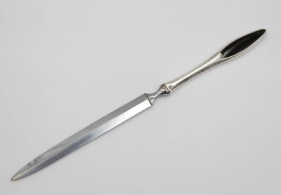 Auktion 367<br>Brieföffner mit Silbergriff , dieser  wohl teilweise schwarz emaliert . [1]