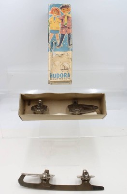 Auktion 367<br>antike Schlittschuhe der Marke HUDORA, 50/60er Jahre, orig. Karton dieser mit Läsuren [1]