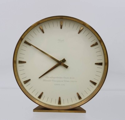 Auktion 367<br>Tischuhr, Kienzle, Für aussergewöhnlichen Einsatz bei der Mineralöl-Versorgung im Winter 1962/63 ESSO A.G., Batteriewerk nicht geprüft, ca. H-18,5cm [1]