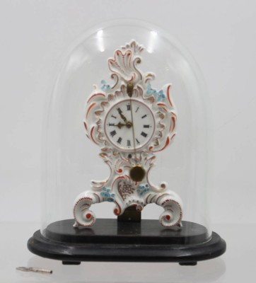 Auktion 367<br>Tischuhr , Porzellan-Zappler, unter Glassturz, Schlüsselwerk läuft, ca. H-17cm B-14cm [1]