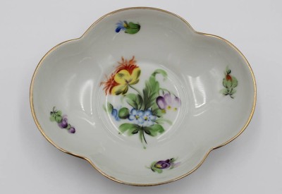 Auktion 367<br>kl. Schale, Herend, florale Bemalung, ca. H-3cm B-14cm [1]