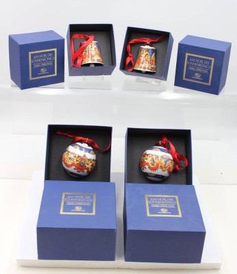 Auktion 367<br>je 2x Glocken und Kugeln, Hutschenreuther, Am Hofe des Sonnenkönigs, Atelier Knobl, je in orig. Schachtel [1]