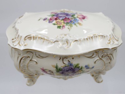 Auktion 367<br>gr. Deckeldose auf  Füssen, Illmenau, Graf von Henneberg, florales Dekor, ca. H-10cm B-18cm T-12cm [1]