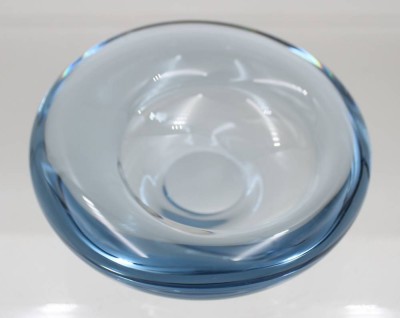 Auktion 367<br>Schale, Holmegaard, hellblaues Glas, signiert, ca. H-5cm D-13cm [1]