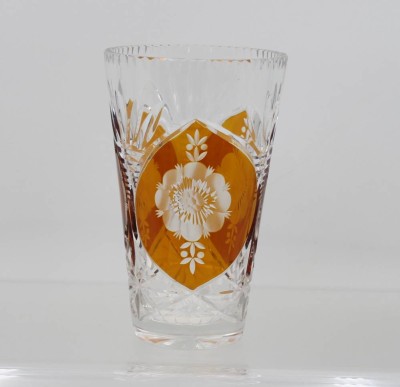 Auktion 367<br>Kristall-Vase, beschliffen, teilw. Überfangen, ca. H-19,5cm [1]