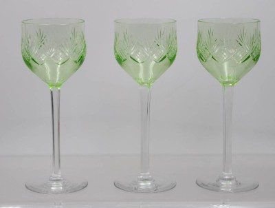 Auktion 367<br>3x Weingläser, älter, Kuppa aus Uranglas, 1x an Stand Chip, ca. H-18,5cm [1]