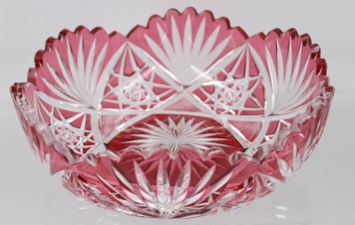 Auktion 367<br>Kristall-Schale, rosa überfangen, beschliffen, einige kl. Chips am Rand, H-80,5cm D-24cm [1]