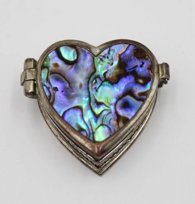 Auktion 367<br>herzförmige Pillendose, Kupfer versilbert (berieben), Deckel mit Abalone-Muschel, ca. 3,5 x 4cm [1]