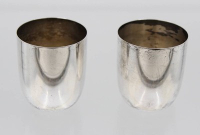 Auktion 367<br>2x Schnapsbecher in 835er Silber, Wilkens, zus. ca. 34,8gr., ca. H-4cm [1]