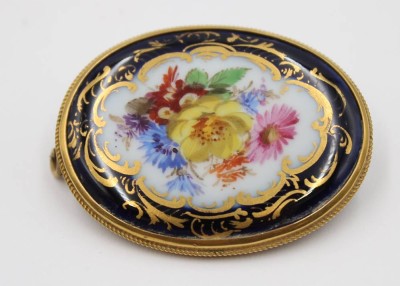 Auktion 367<br>Brosche Meissen- Porzellan mit Silberfassung, kobaltblauer Fond, farbig und goldstaffiert mit Blumenmalerei, ca. 4,5 x 3,5cm [1]