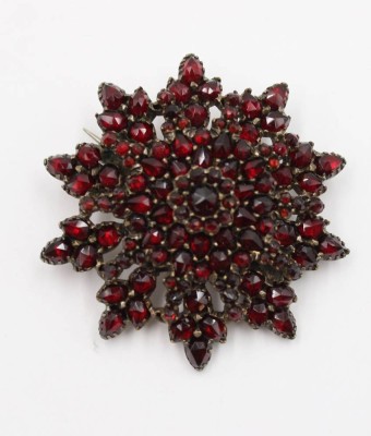 Auktion 367<br>antike Granat-Sternbrosche,, Tombak, ein Stein fehlt, ca. D-4cm [1]