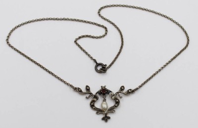 Auktion 367<br>835er Silber-Collier, älter, Rubin u. SW-Perle, 4,1gr., L-38cm [1]