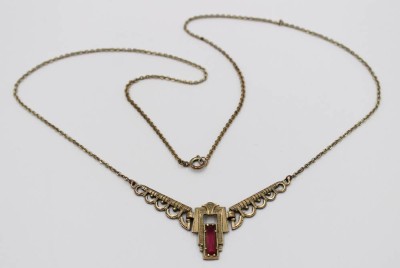 Auktion 367<br>Art-Déco Collier, roter Stein, Messing,  Trage-u. Altersspuren, ca. L-48cm [1]