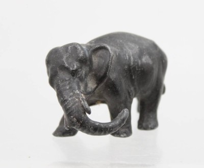 Auktion 367<br>kl. Elefant, wohl Bronze, älter, ca. H-3,5cm L-5,5cm [1]