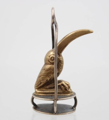 Auktion 367<br>Miniatur-Figur, Tucan, wohl Bronze u. 900er Silber, älter, ca. H-5,5cm [1]