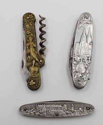 Auktion 367<br>3x div. Taschenmesser, um 1900, je Reliefdekor, ca. L-12cm [1]