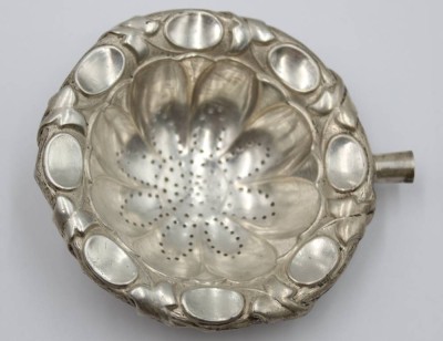 Auktion 367<br>frühes Teesieb, Silber (gepr.), 21,5gr., Stiel fehlt, D-7,5cm [1]