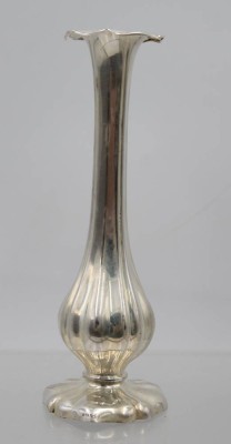 Auktion 367<br>830er Silber-Vase, gefüllter Stand, zus. ca. 102,8gr., H-20cm [1]