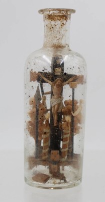Auktion 367<br>sogen. Geduldsflasche, um 1900, Christus am Kreuz, ca. H-11,5cm [1]
