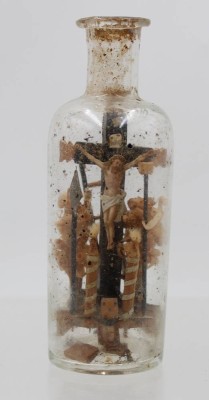 Auktion 372<br>sogen. Geduldsflasche, um 1900, Christus am Kreuz, ca. H-11,5cm [1]