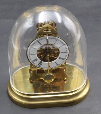 Auktion 367<br>kl. Kommodenuhr, sog. Zappler, mit  Plastiksturz, Schlüsselwerk läuft, H-16 cm, B-14 cm [1]