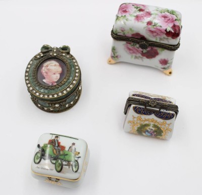 Auktion 367<br>4x div. Zierschmuckdöschen, 3x Porzellan, davon 1x mit Chip, ca. H-6 x 7cm [1]